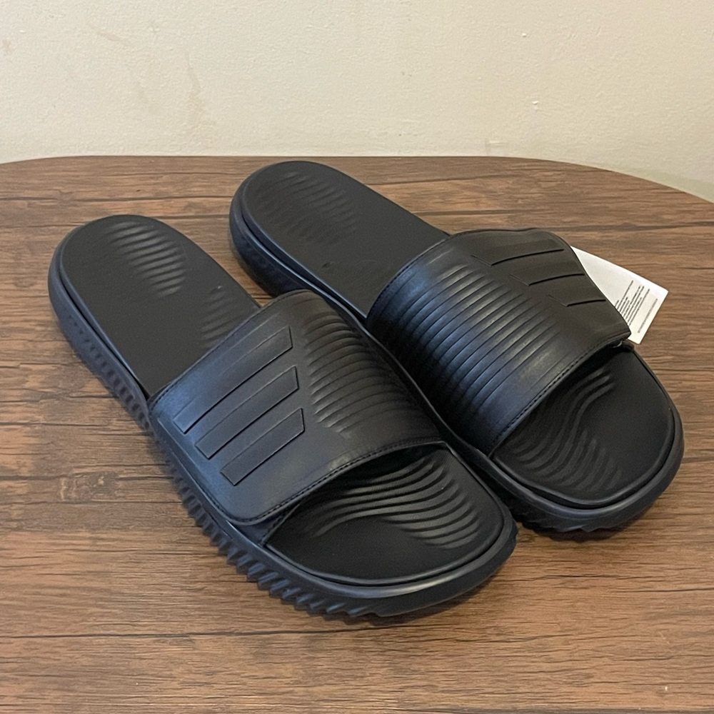 Adidas Alpharesponse slide men’s 17 NWT